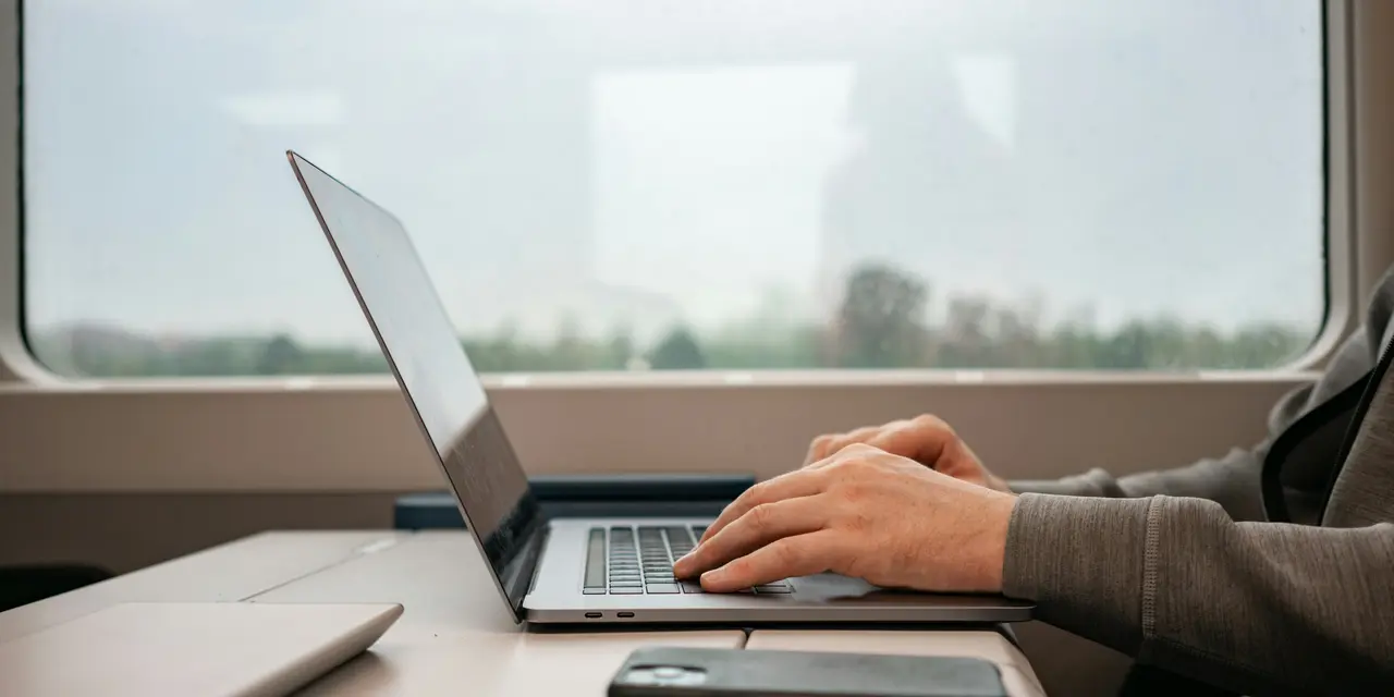 The Moonlighting Middle Class: Navigating the Corporate Risks of the "Double-Hustle" Economy